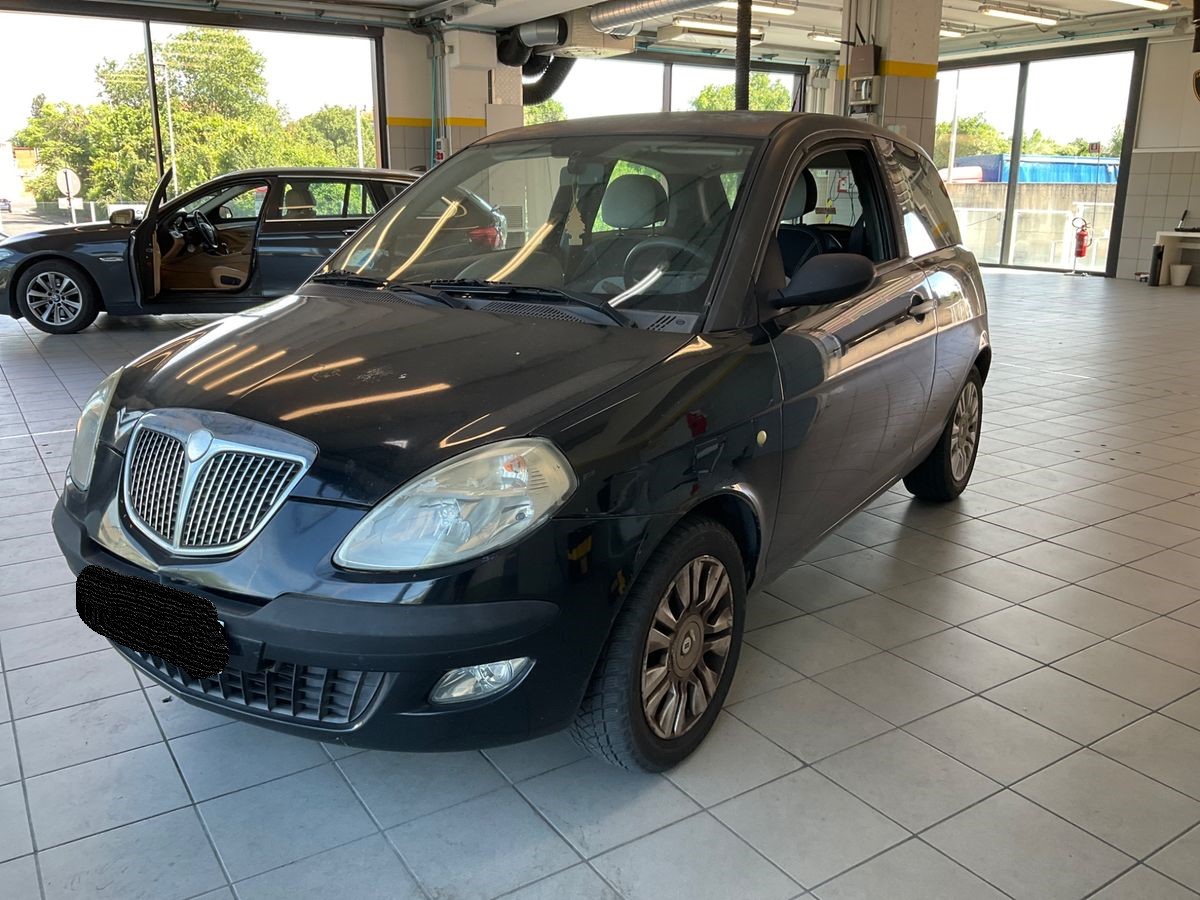 LANCIA YPSILON 1.2 MOMO DESIGN